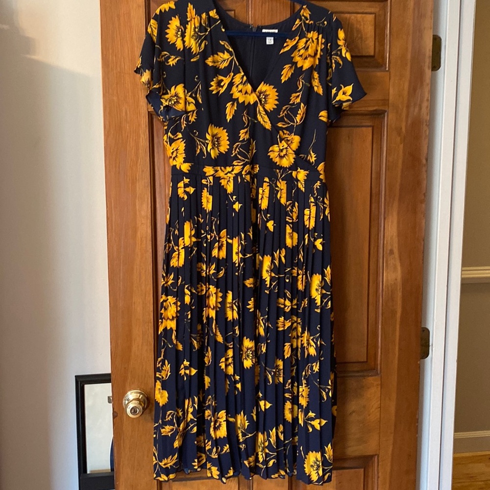 Gorgeous navy and yellow pleated short sleeve dress!